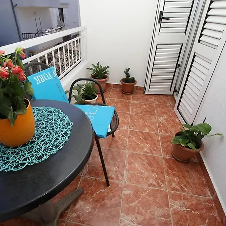 Toni * Μακάρσκα